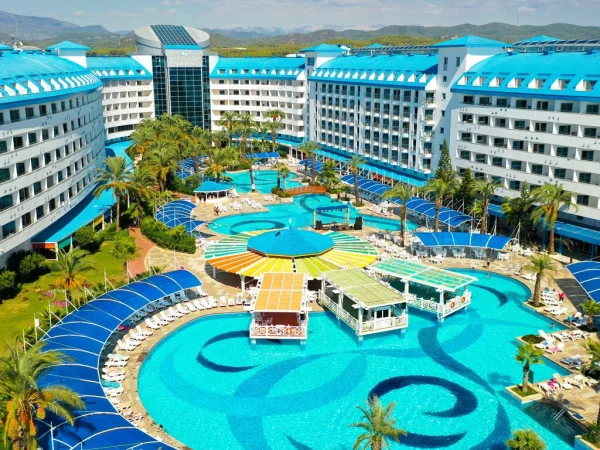 CRYSTAL ADMİRAL RESORT SUITES & SPA